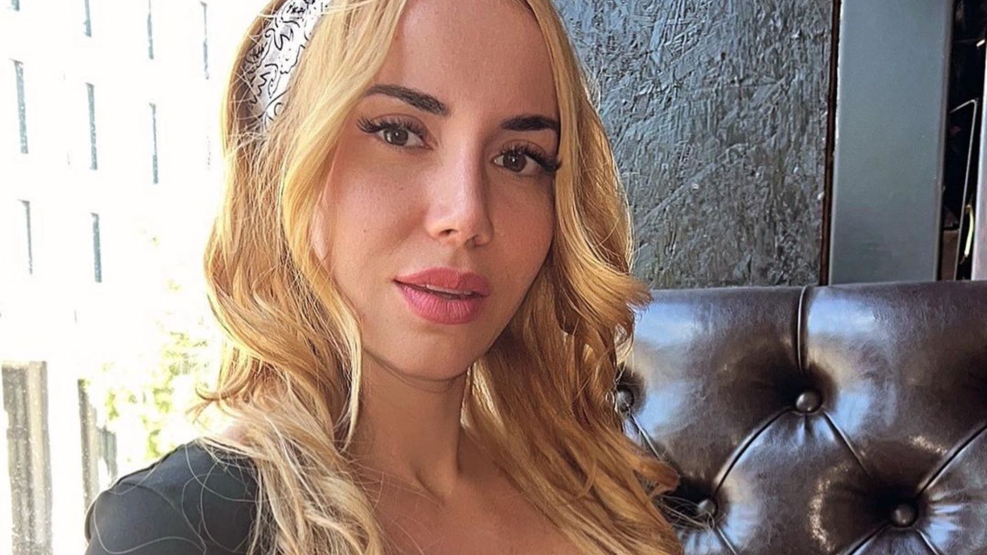 Marianna Schreiber w białej chuście. 