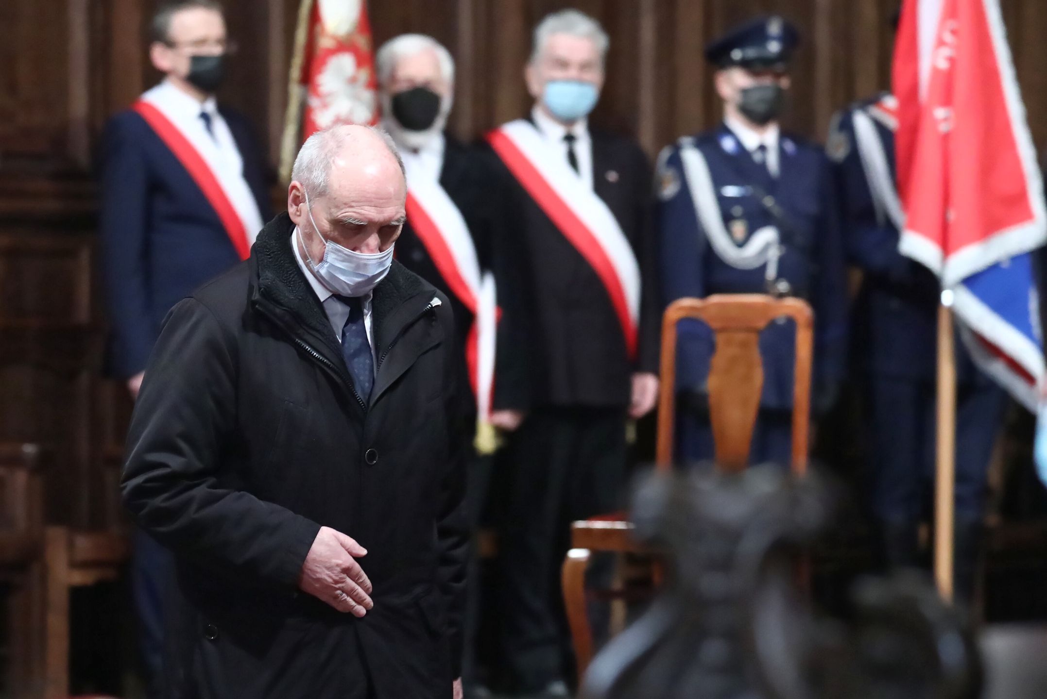 Warszawa, 10.02.2022. Poseł PiS Antoni Macierewicz (2L) podczas wieczornej mszy świętej w intencji ofiar katastrofy smoleńskiej, 10 bm. w Bazylice Archikatedralnej pw. św. Jana Chrzciciela w Warszawie. Trwają obchody miesięcznicy katastrofy smoleńskiej. (sko) PAP/Tomasz Gzell