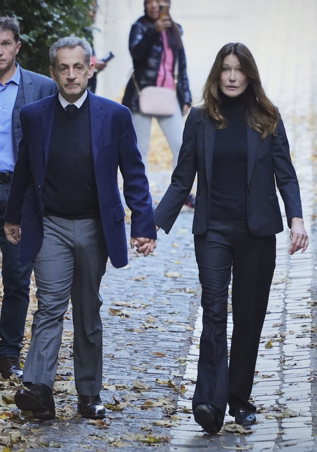 Carla Bruni i Nicolas Sarkozy w drodze do limuzyny