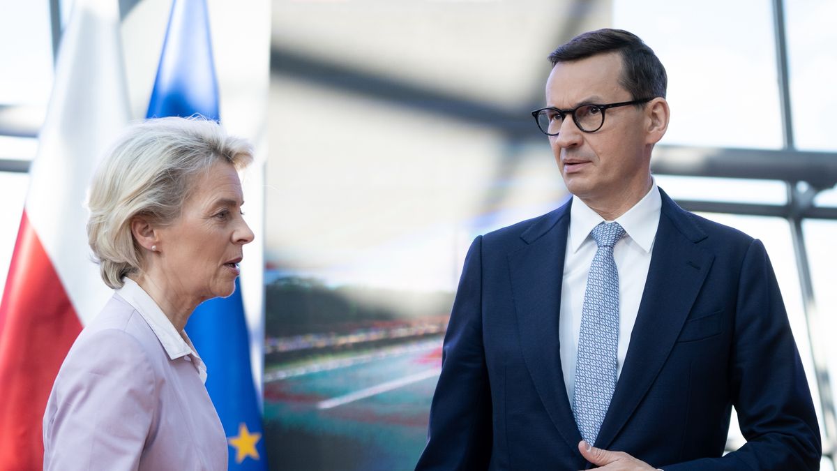 European Commission President Ursula von der Leyen, Polish Prime Minister Mateusz Morawiecki and Piotr Naimski before a news conference at PSE (Polish Power Grids) headquarters in Konstancin-Jeziorna, Poland on June 2, 2022 (Photo by Mateusz Wlodarczyk/NurPhoto via Getty Images)