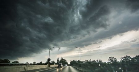 Ostrzeżenia IMGW I i II stopnia: burze w całej Polsce