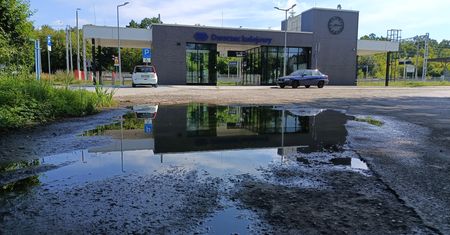 Jest nowy dworzec, pociągi są tańsze i szybsze. Ale to w busach jest większy ruch