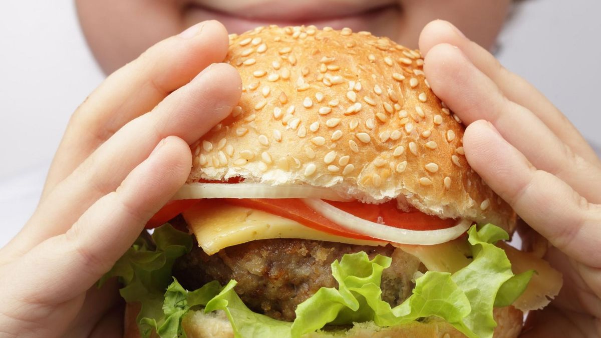 Jedzenie fast foodów niesie ze sobą wiele poważnych konsekwencji