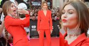 Gigi Hadid w czerwonym garniturze na czerwonym dywanie (ZDJĘCIA)