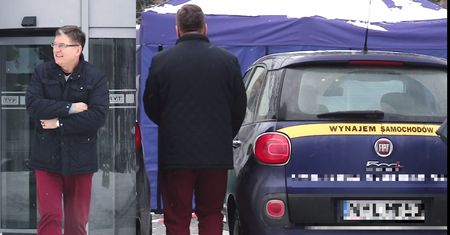 Zmarznięty Świerzyński wsiada do wynajętego samochodu