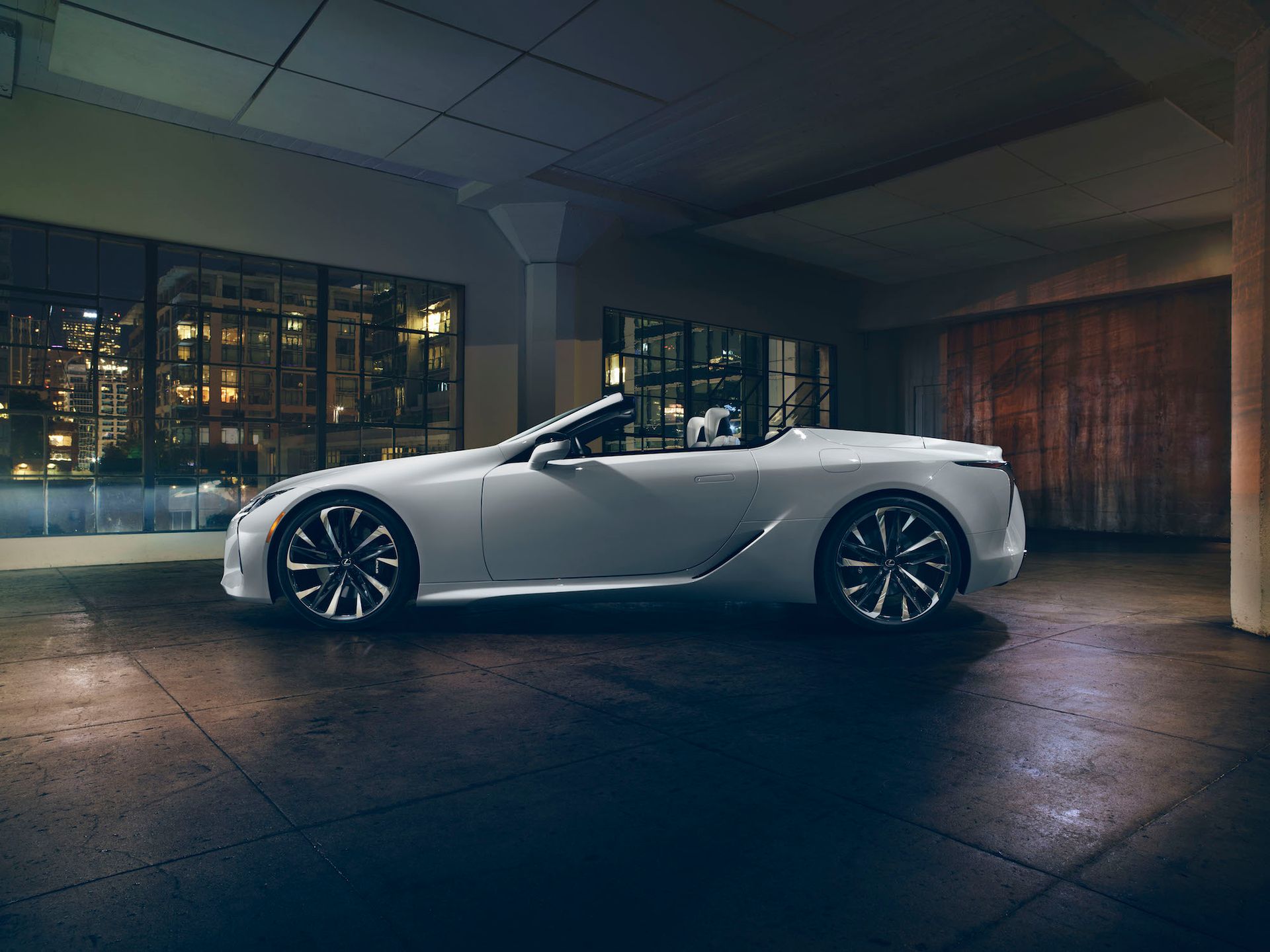 Tutaj byłoby porównanie LC z otwartym i zamkniętym dachem, ale Lexus jeszcze go nie wymyślił