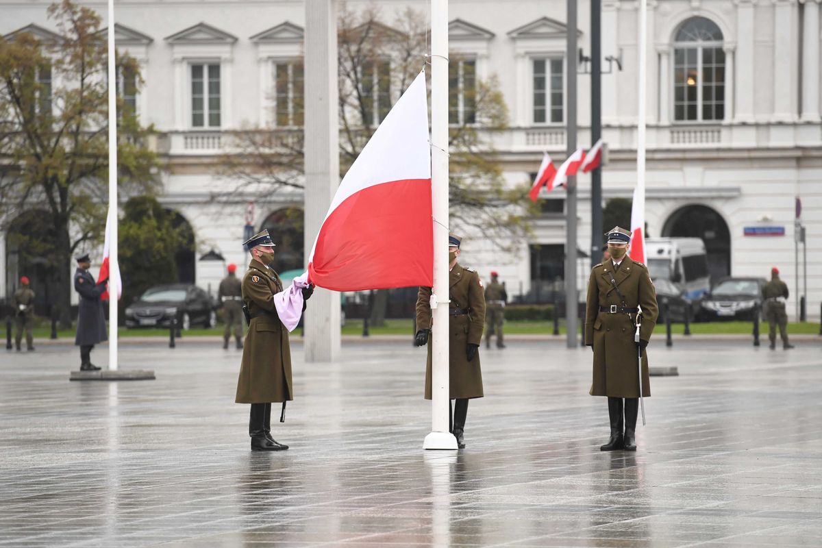 Ceremonia podniesienia flagi państwowej RP na placu Marszałka Józefa Piłsudskiego w Warszawie