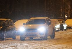 Kraków zasypany śniegiem. Trudne warunki na drogach