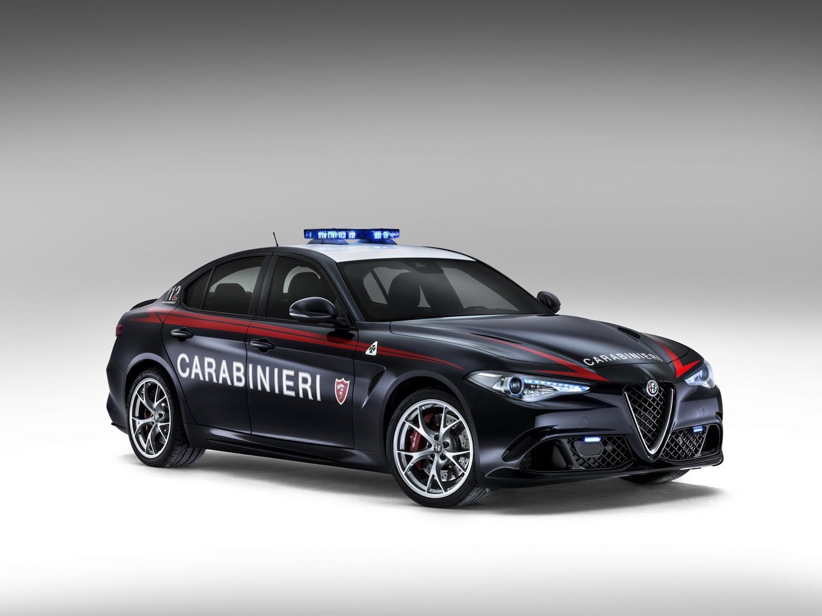 Alfy Romeo Giulie Quadrifoglio będą teraz najszybszymi radiowozami w oddziale Carabinieri. Można powiedzieć, że przywracają włoski honor tej jednostce po tym, jak w 2011 roku w jej zastępach wylądowały... brytyjskie samochody. Oddział włoski, czyli pochodzący z kraju słynącego z licznych sportowych marek, został wtedy wyposażony w dwa Lotusy Evory S.