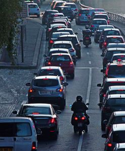 Eksperyment pokazał, czy jazda motocyklem pomiędzy samochodami to dobry pomysł