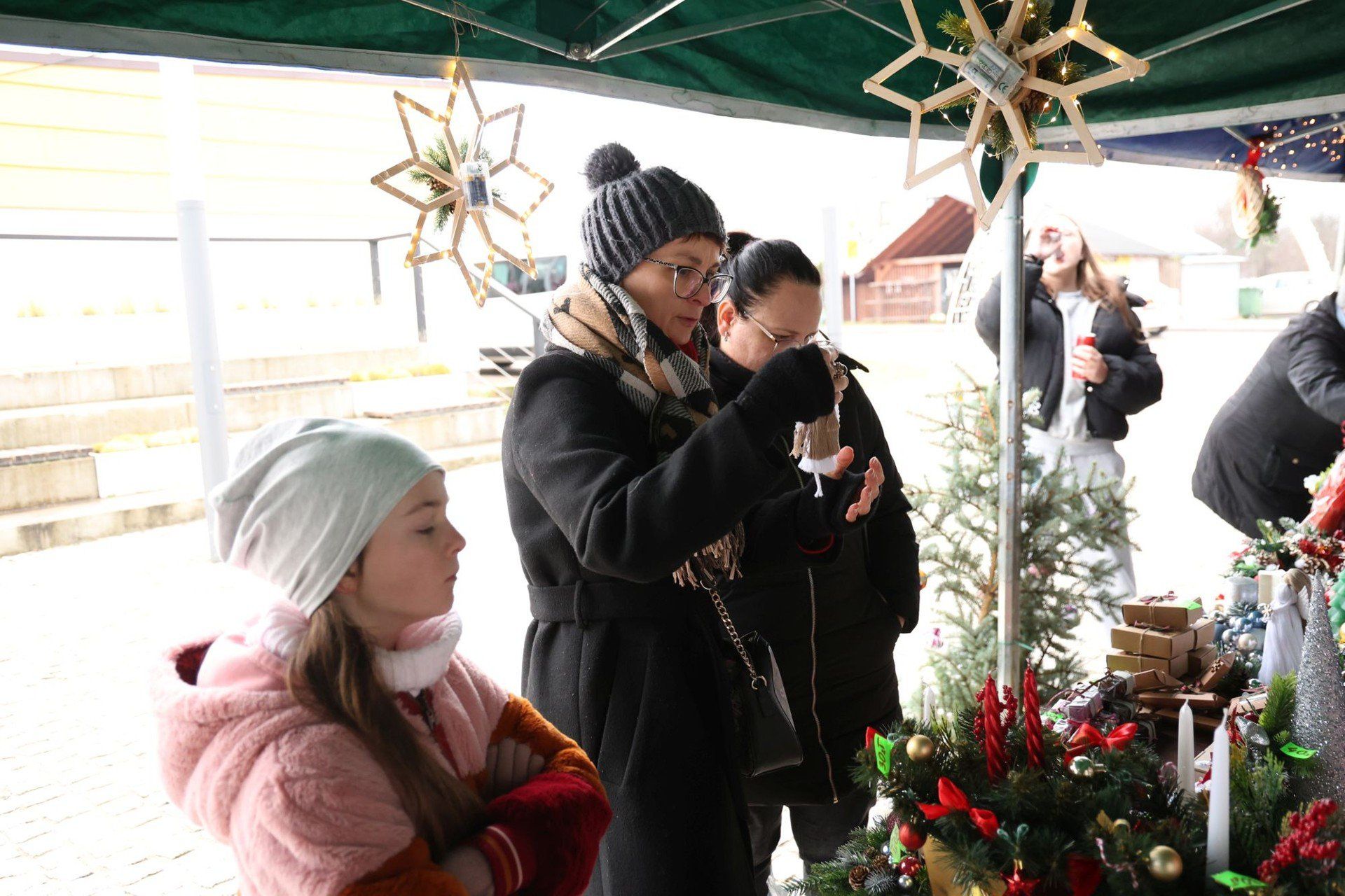 Na odwiedzających czekał szeroki wybór ozdób świątecznych, stroików, pierniczków i dekoracji wykonanych przez mieszkańców, w tym dzieci. 