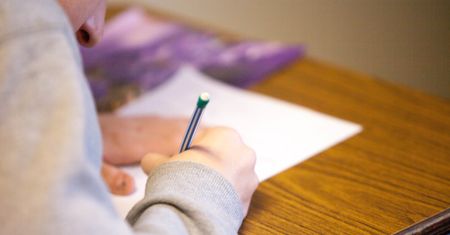 Praca nastolatków a edukacja. "Problem zaczyna się wtedy, kiedy brakuje czasu na odpoczynek"