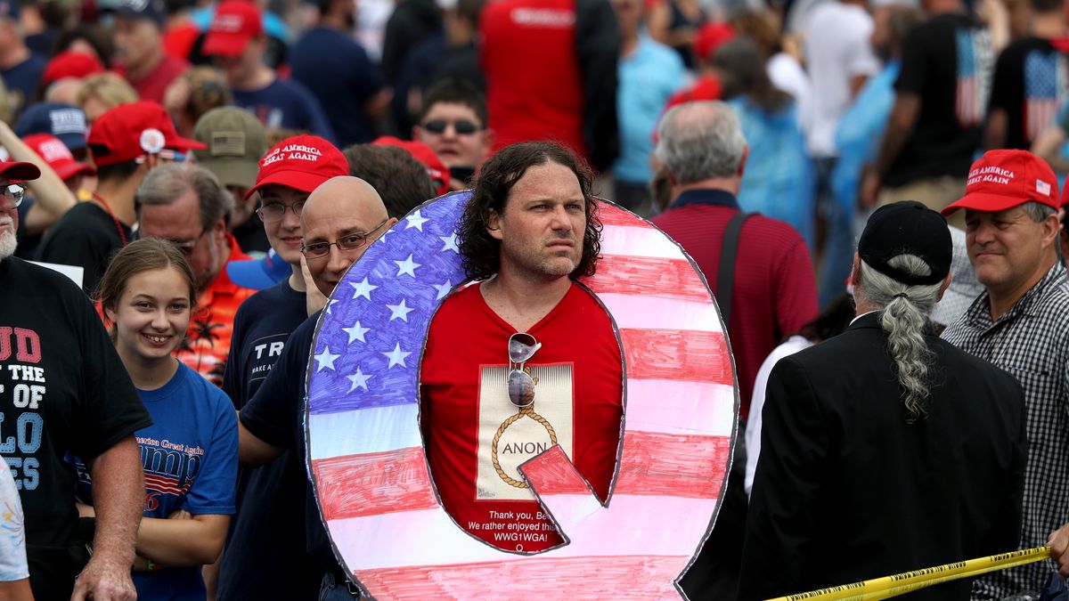 zgromadzenie wyznawców "QAnon", fot. Rick Loomis/Getty Images