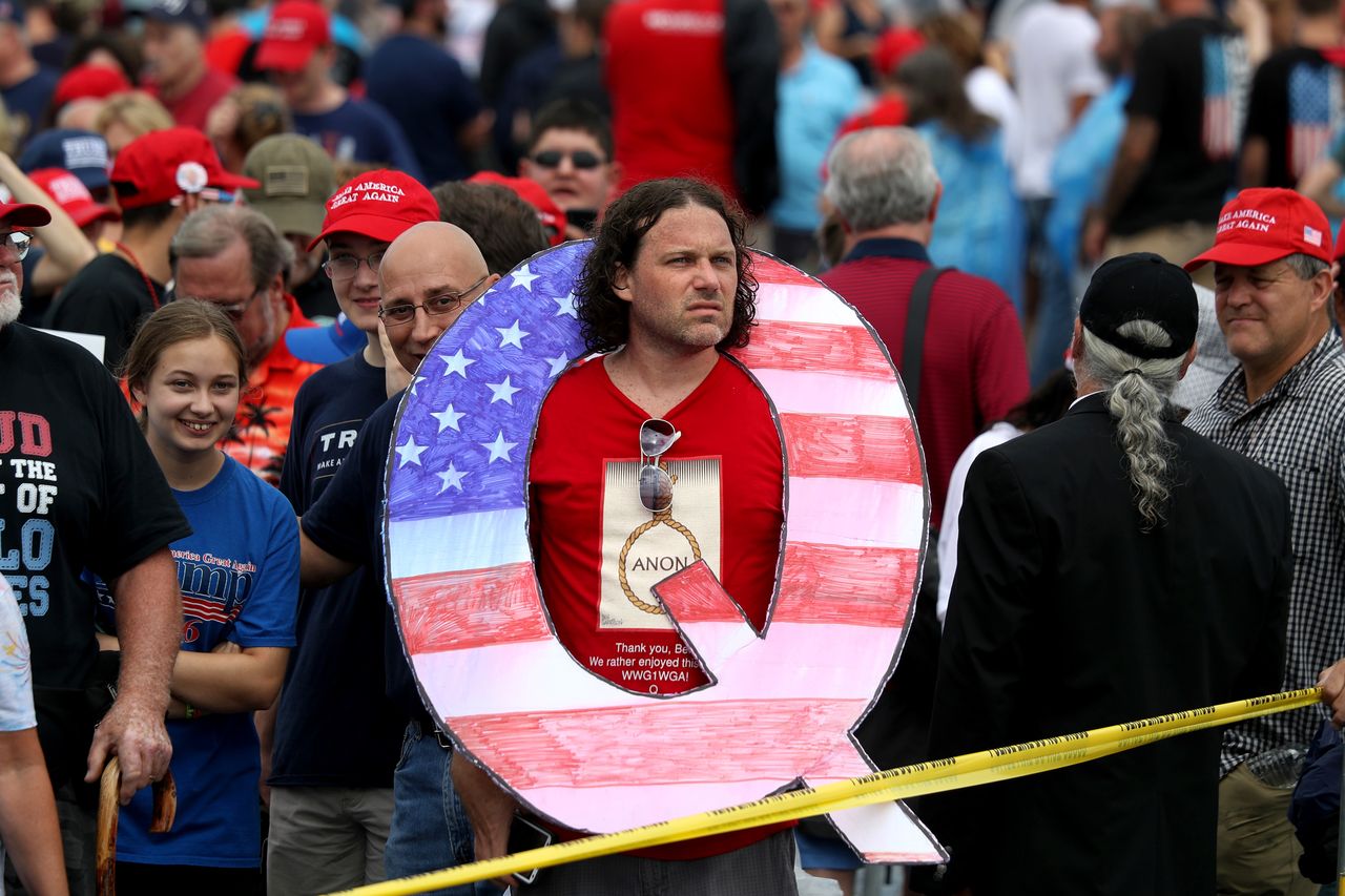 zgromadzenie wyznawców "QAnon", fot. Rick Loomis/Getty Images