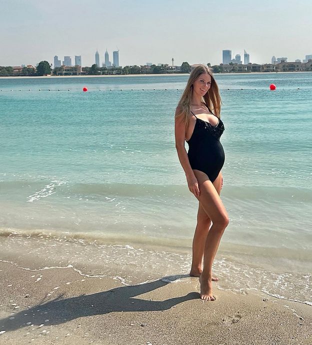 Małgorzata Tomaszewska eksponuje ciążowy brzuch W STROJU KĄPIELOWYM na wakacjach w Dubaju. "Rośniemy" (ZDJĘCIA)