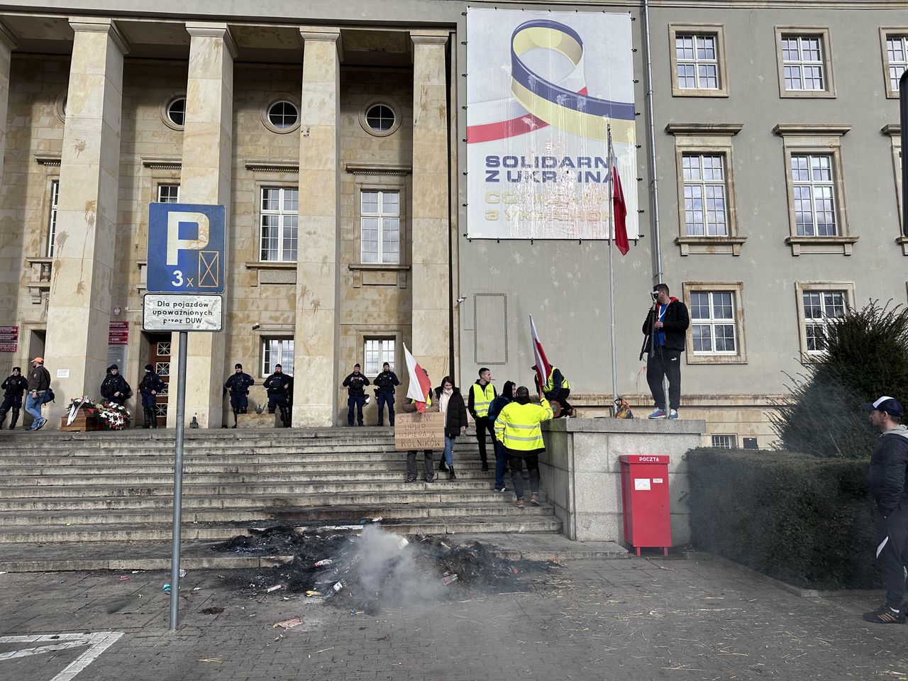 Rolnicy domagali się zdjęcia baneru wspierającego Ukrainę