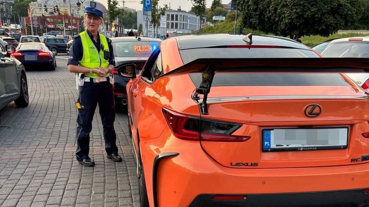Policjanci kontrolujący kierowcę lexusa