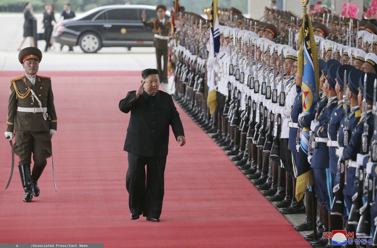 Kim Dzong Un spotka się w Władimirem Putinem. Na zdjęciu pożegnanie przed podróżą do Rosji