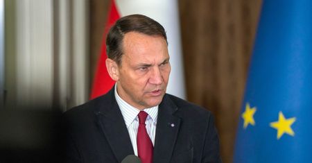 Sikorski zakpił z Pieskowa. Tak skomentował rosyjską propagandę
