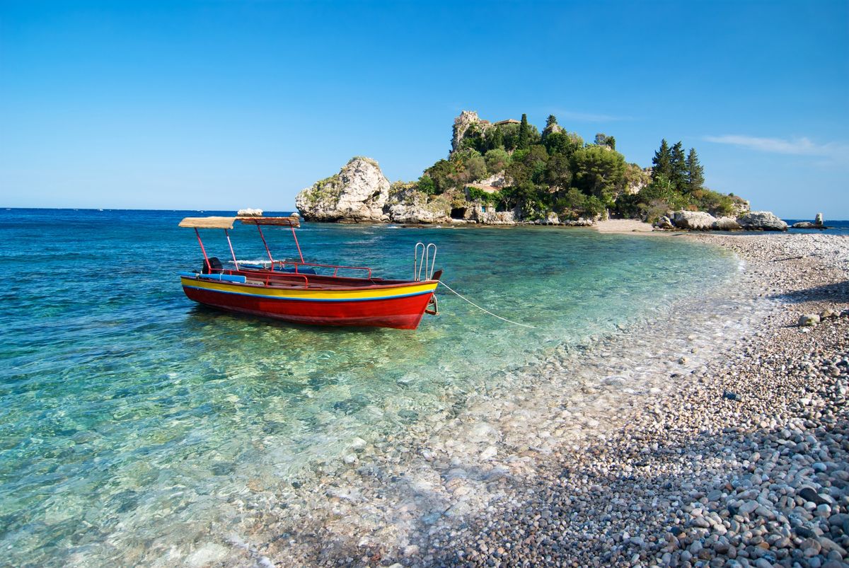 Taormina znajduje się ok. 50 km od lotniska w Katanii, gdzie dolecimy z Polski za mniej niż 200 zł w dwie strony