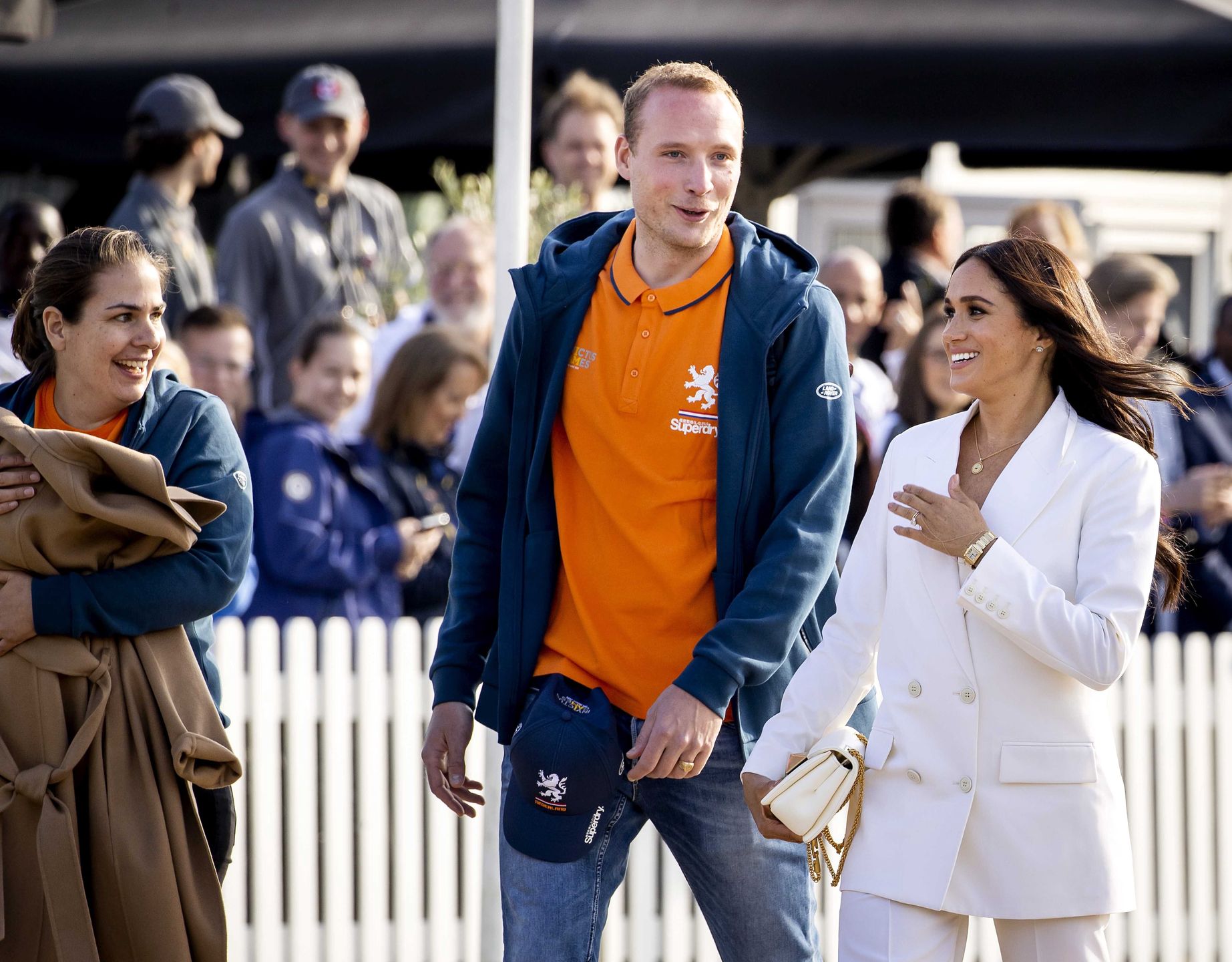 Prince Harry and Meghan Markle attend Invictus Games
epa09891739 Britain's Meghan, Duchess of Sussex (R) arrives on the Yellow Carpet before the start of the Invictus Games in The Hague, The Netherlands, 15 April 2022. The Invictus Games will take place from 16 to 22 April 2022 at the Zuiderpark and are intended for military personnel and veterans who have been psychologically or physically injured in service.  EPA/REMKO DE WAAL 
Dostawca: PAP/EPA.
REMKO DE WAAL