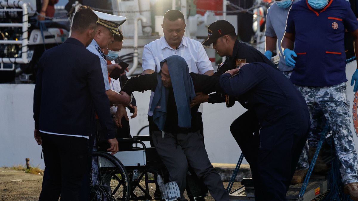A Filipino crew member (C) of the cargo ship M/V Devon Bay receives assistance after disembarking from a Philippine Coast Guard (PCG) vessel at the port of Manila, Philippines, 26 January 2026. The PCG on 25 January received custody of 15 ship crew who survived and the remains of two who died after Chinese Coast Guard units pulled the Filipinos from disputed waters of the South China Sea after the M/V Devon Bay reportedly capsized on 23 January. EPA/ROLEX DELA PENA Dostawca: PAP/EPA.