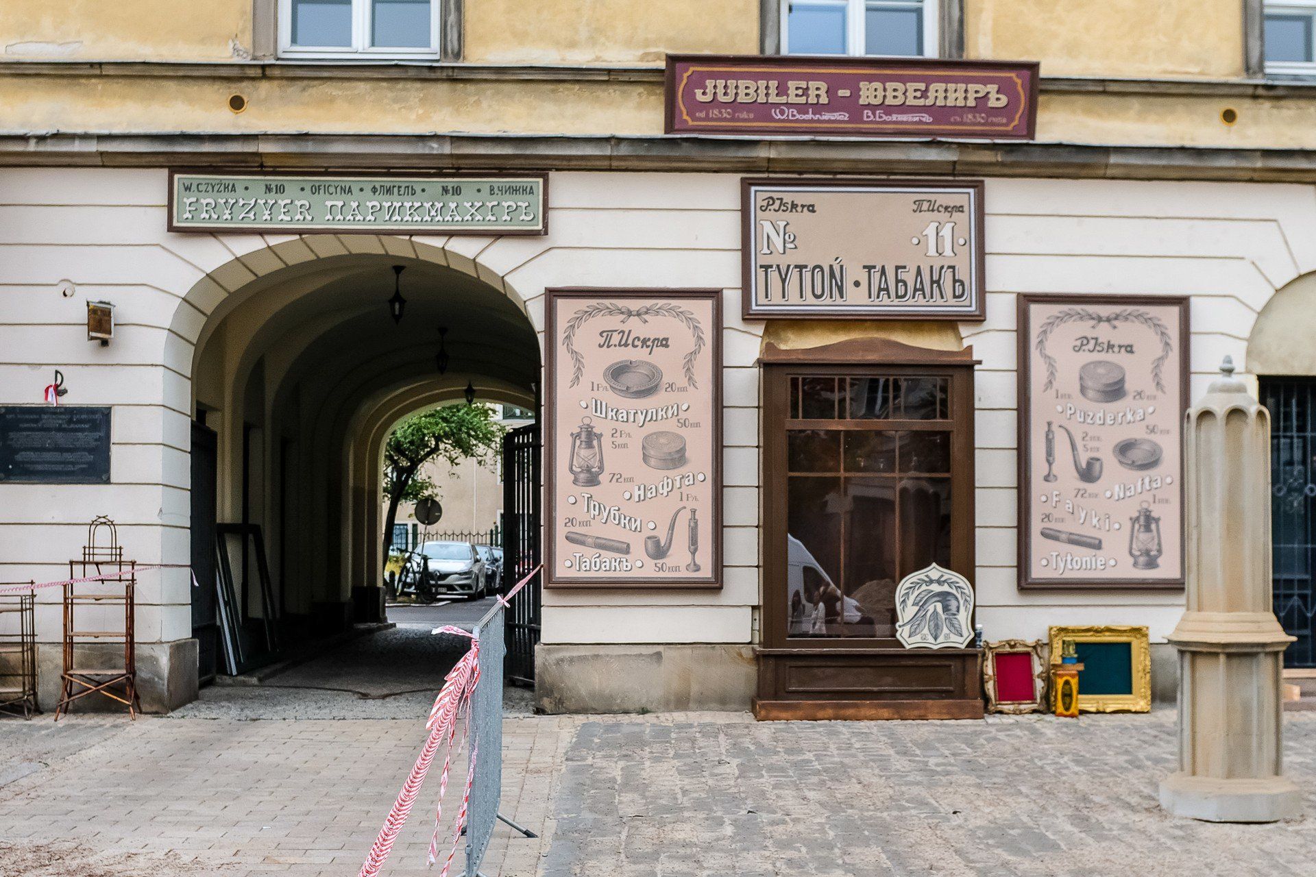 Na Krakowskim Przedmieściu w Warszawie stanęła dekoracja do filmowej adaptacji &#34;Lalki&#34;