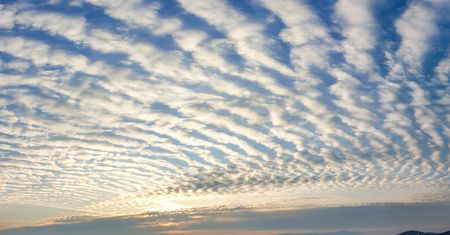 Widowiskowe chmury nad Polską. Altocumulus undulatus zwiastują zmiany