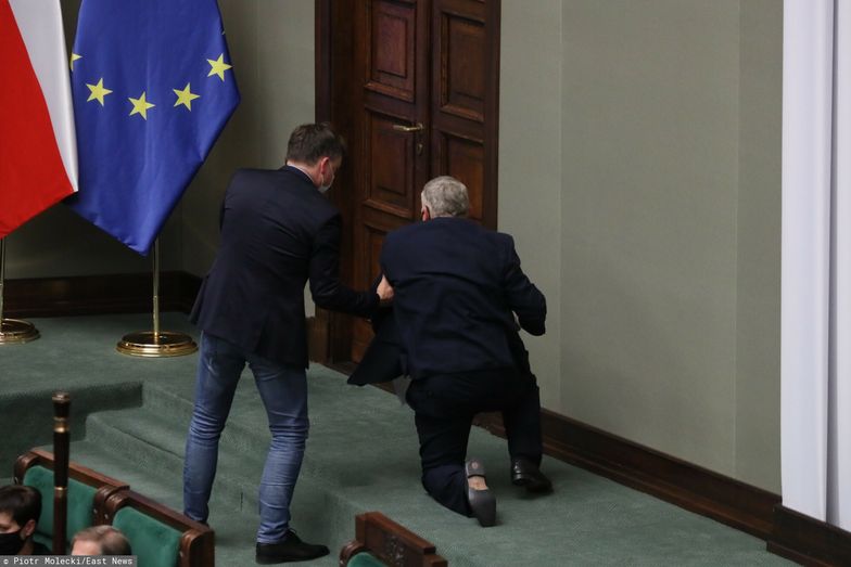 Marek Suski na kolanach. Nagranie z Sejmu lotem błyskawicy obiegło internet