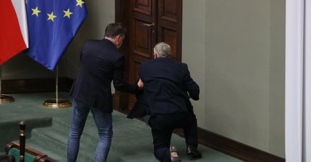 Marek Suski na kolanach. Nagranie z Sejmu lotem błyskawicy obiegło internet