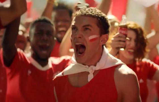 Przemowa do butelek w reklamie Coca-Coli na piłkarskie mistrzostwa świata (wideo)