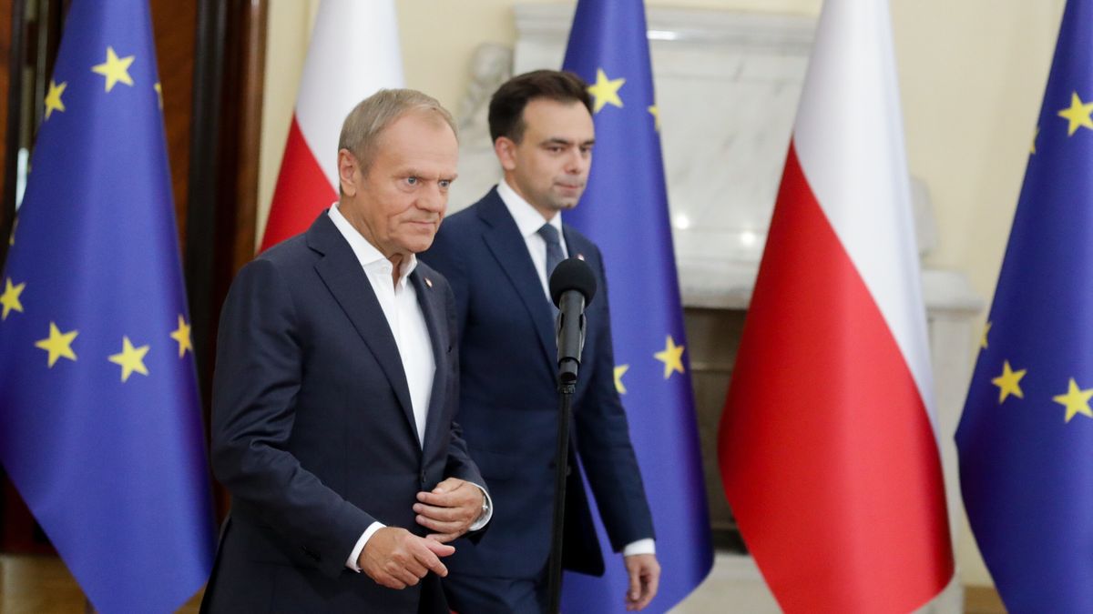 Donald Tusk, Andrzej Doma�ski
Warszawa, 03.09.2024. Premier Donald Tusk (L) oraz minister finans�w Andrzej Doma�ski (P) podczas konferencji prasowej po posiedzeniu rz�du w siedzibie KPRM w Warszawie, 3 bm. Rada Ministr�w przyj�a projekt ustawy o dochodach jednostek samorz�du terytorialnego, kt�ry zak�ada, �e od przysz�ego roku dochody samorz�d�w z PIT i CIT b�d� liczone jako procent od dochod�w podatnik�w z terenu danej JST. (amb) PAP/Tomasz Gzell
Tomasz Gzell
Kancelaria Prezesa Rady Ministr�w, kprm, polityk polityka, posiedzenie, Prezes Rady Ministr�w, Rada Ministr�w, rz�d, rz�d Tuska, rz�du, rz�du Tuska, szef rz�du