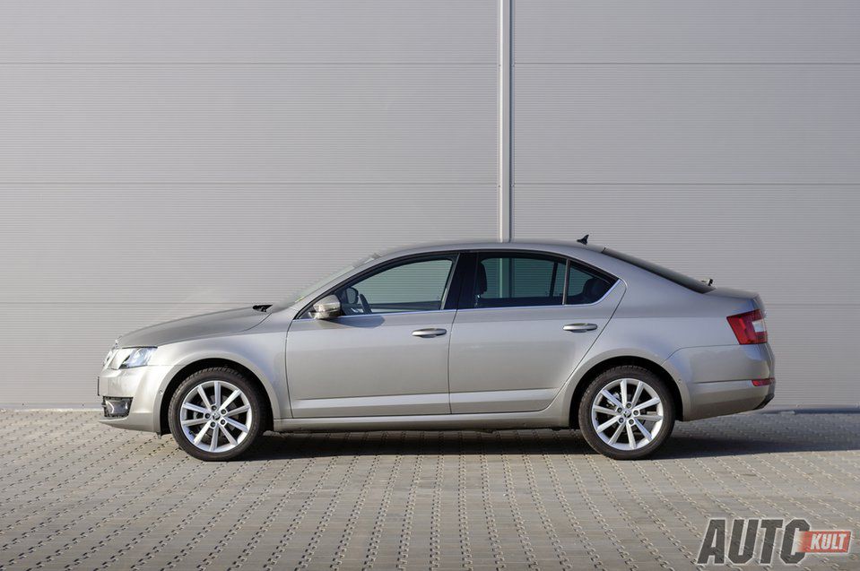 Škoda Octavia zdecydowanie lepiej wygląda na 17-calowych kołach i jak na ironię losu wcale nie jest mniej komfortowa