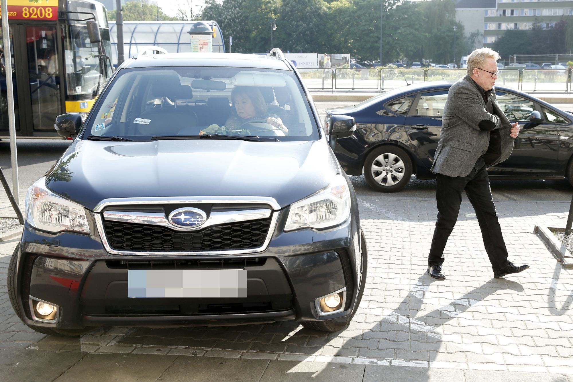 scena z: Daniel Olbrychski, SK:, , fot. Podlewski/AKPA
maj 2017, Premiera spektaklu pt "Sztuka", parking, samochód, Daniel Olbrychski