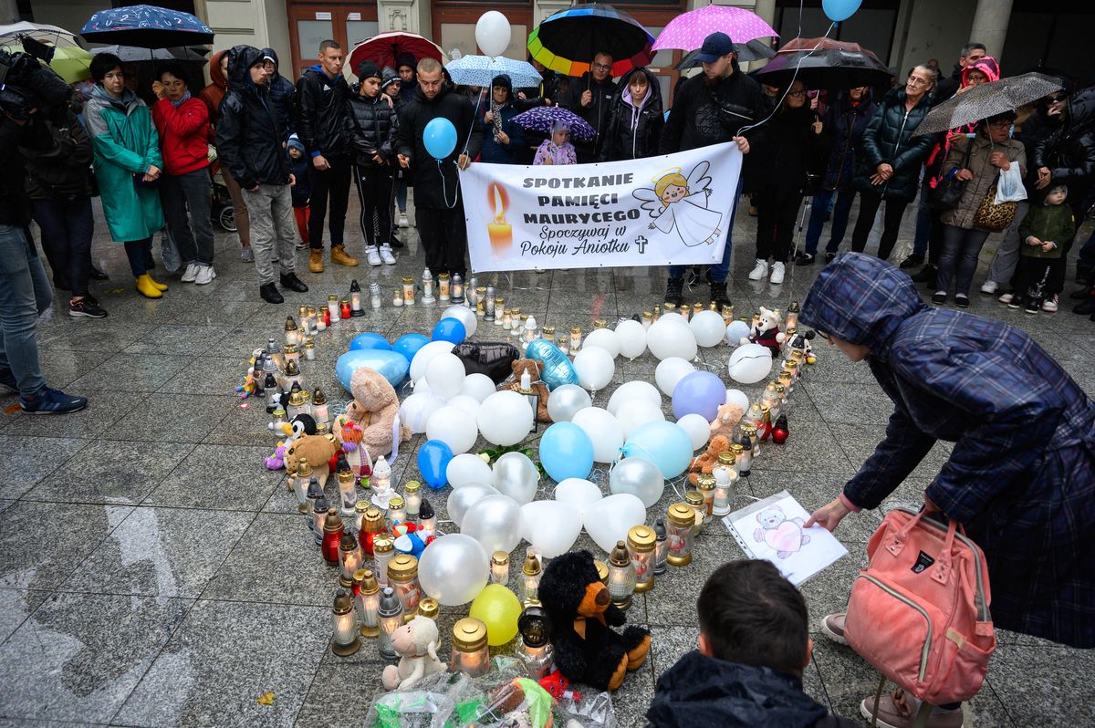 Pożegnanie przez mieszkańców Poznania 5-letniego chłopca - ofiary ataku nożownika
