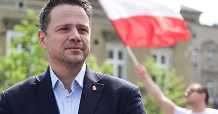 Trzaskowski zdecydował ws. krzyży. Jest zawiadomienie do prokuratury