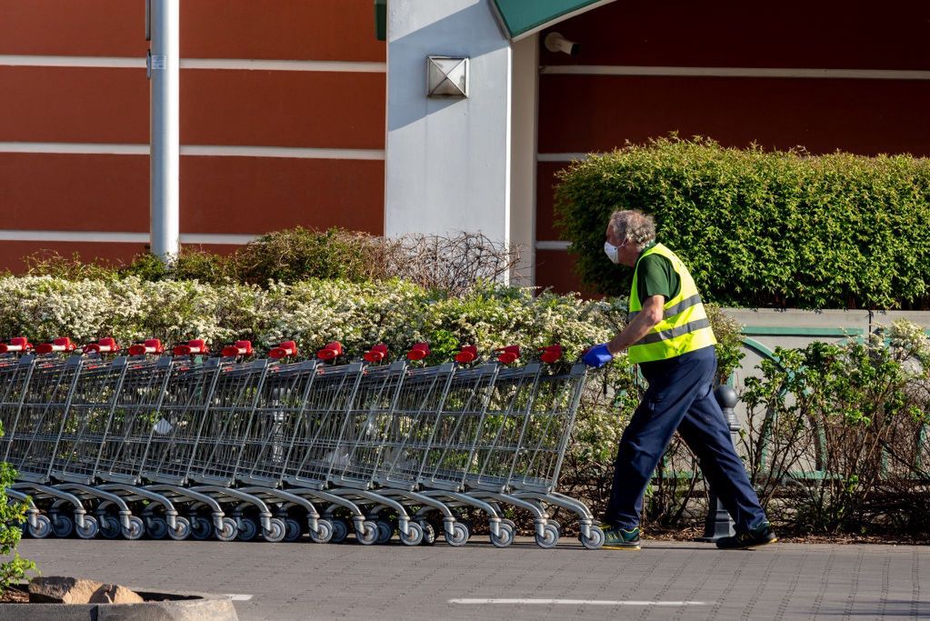 Majówka 2020. Sklepy otwarte w święto 1, 2 i 3 maja. Biedronka, Lidl, Carrefour będą otwarte tylko raz