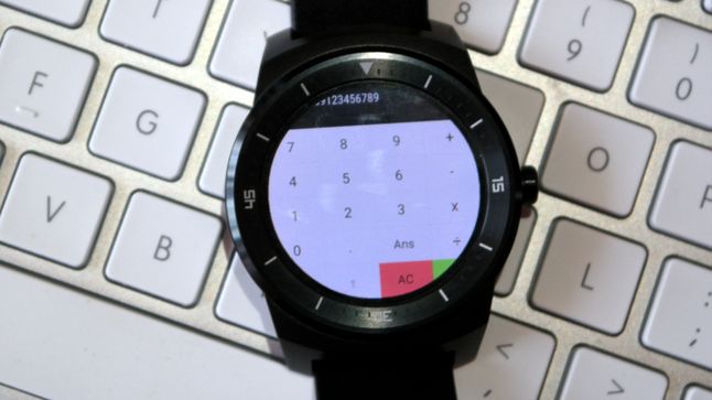 LG G Watch R i ucięty interfejs aplikacji Calc Wear