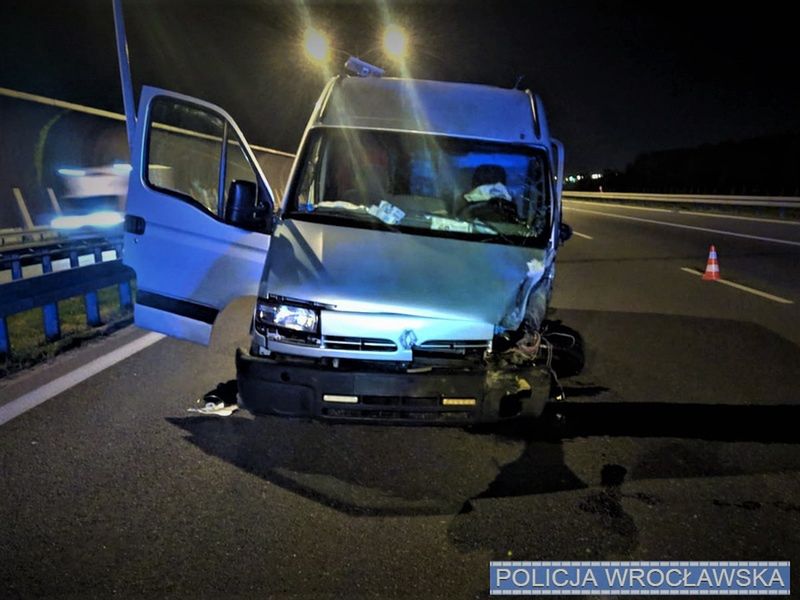 Busem bez świateł, pod prąd na autostradzie. Nie zatrzymała go czołówka