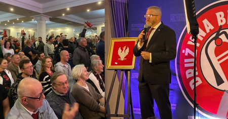 Nagle unieśli gaśnice i skierowali je w stronę Grzegorza Brauna. Tak robi show w małych miasteczkach