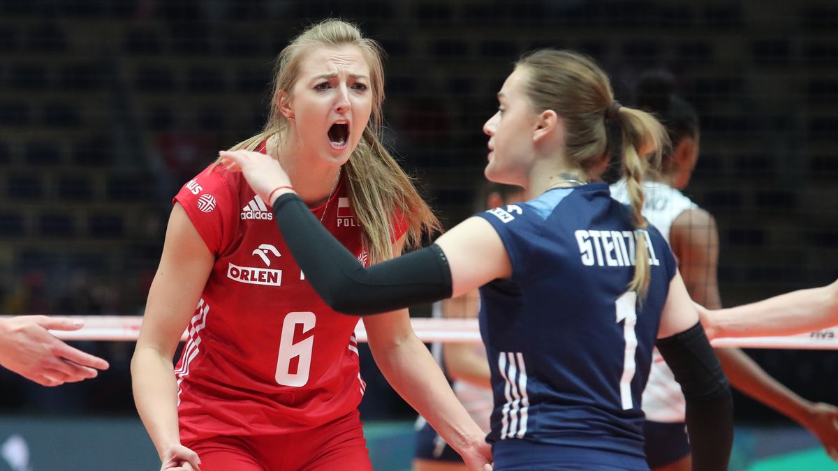 Łódź, 05.10.2022. Siatkarki reprezentacji Polski Magdalena Stysiak (L) i Maria Stenzel (P) cieszą się podczas meczu grupy F mistrzostw świata z USA, 5 bm. w Łodzi. (gj) PAP/Roman Zawistowski