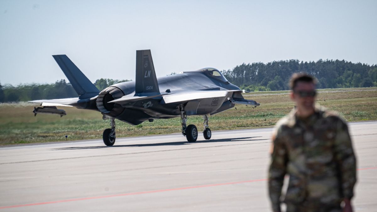 Powidz, 15.05.2024. Amerykański jednomiejscowy, wielozadaniowy samolot myśliwski o obniżonej wykrywalności Lockheed Martin F-35 Lightning II, prezentowany podczas spotkania wicepremiera, ministra obrony narodowej Władysława Kosiniaka-Kamysza z dowódcami i żołnierzami Sił Powietrznych biorącymi udział w ćwiczeniu Astral Knight 2024 na terenie 33. Bazy Lotnictwa Transportowego w Powidzu, 15 bm. (tż/amb) PAP/Tytus Żmijewski