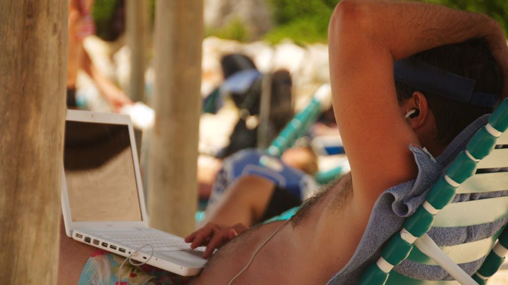 Polacy coraz częściej pracują podczas urlopu