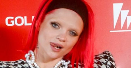 Margaret w ultrakrótkiej mini i skąpym topie eksponuje płaski brzuch, a fan dopytuje: "Po cholerę te DZIWACTWA?" (FOTO)