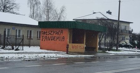 Napisy „fałszywa pandemia” i „tv kłamie” na przystankach wzdłuż trasy Lublin – Kraśnik