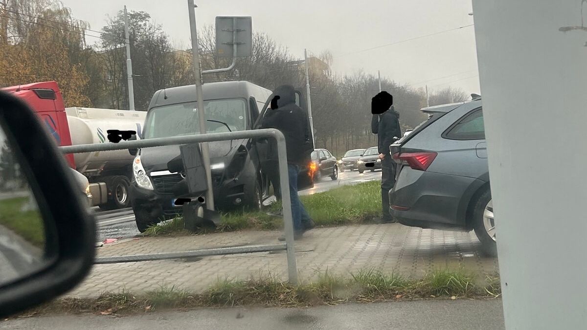 Zderzenie opla ze skodą na ul. Jana Pawła II w Lublinie