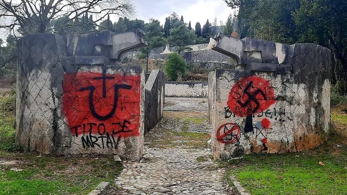 Na pomniku ofiar II wojny światowej namalowano swastykę oraz symbol Ustaszy