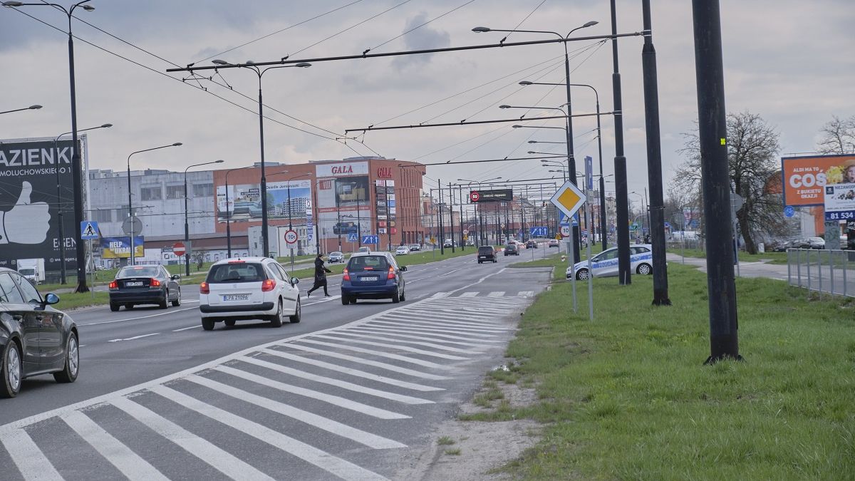 Kontrola policji przy przejściu dla pieszych na al. Unii Lubelskiej