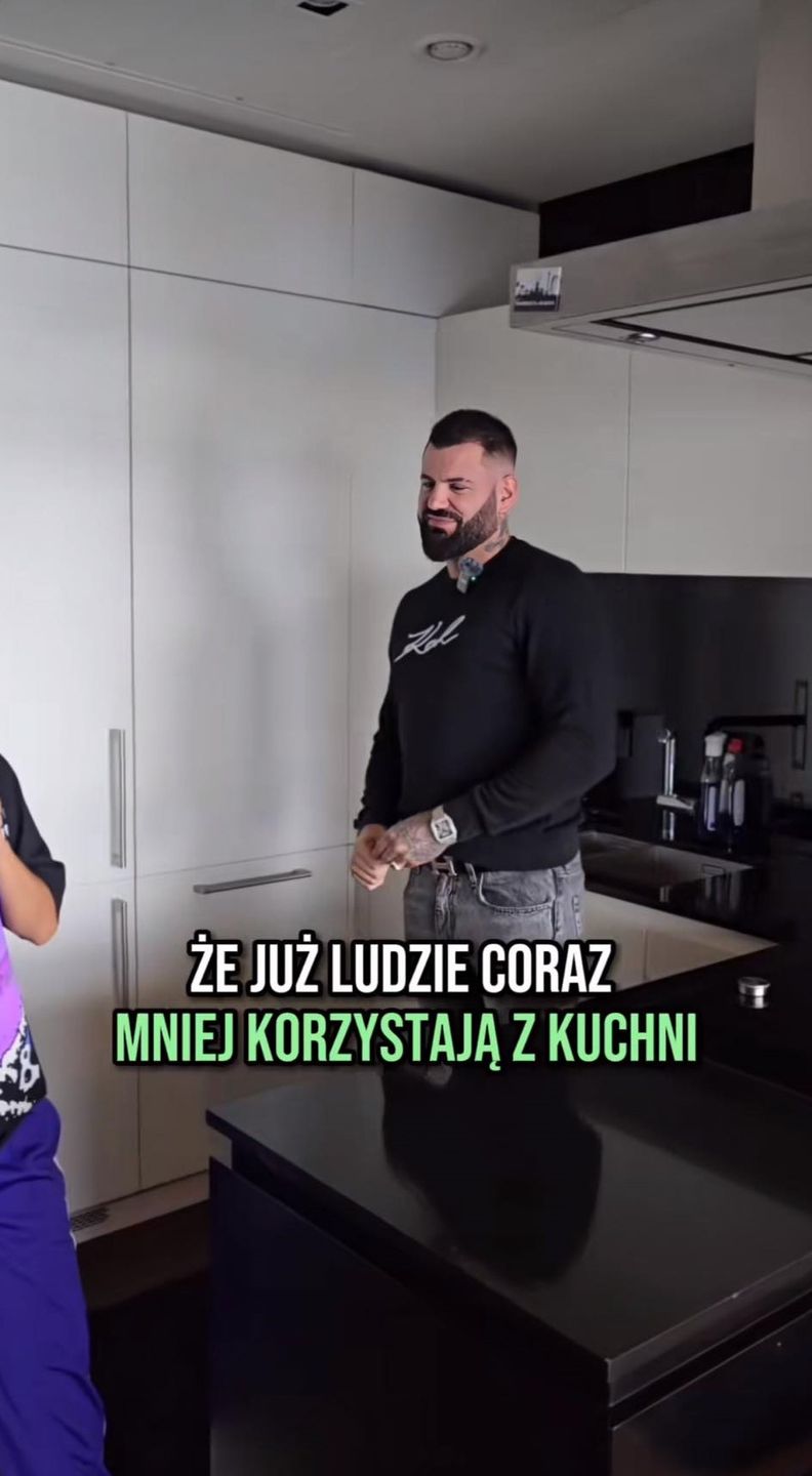 Wojtek Gola pokazał apartament na Złotej 44