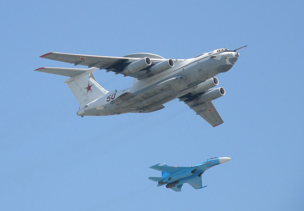 A-50 Shmel escorted by Su-27 fighter, illustrative photo.